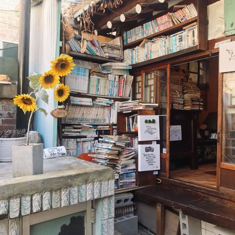 Korean Bookstore, Bookstore Aesthetic, Bookstore Cafe, Dream Library, Library Aesthetic, Coffee Shop Aesthetic, Popular Photography, Aesthetic Japan, Korea Travel