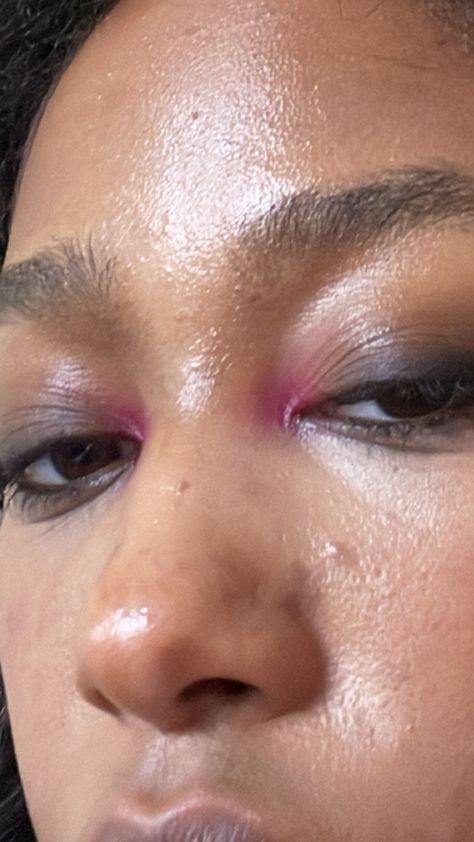 Pink Brown Smokey Eye, Pink Grunge Makeup Looks, Grunge Pink Makeup, Quick Eyeshadow Looks, Black And Pink Eyeshadow, Pink And Black Eyeshadow Looks, Pink Grunge Makeup, Alt Eyeshadow, Dark Pink Makeup