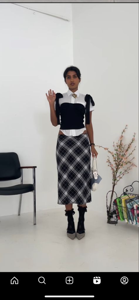 Checkered Skirt Outfit, Midi Skirt White, Fall Closet, Checkered Skirt, Vest Shirt, Skirt White, Skirt Outfit, White Skirts, Skirt Outfits