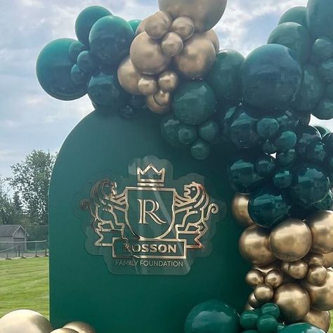 Green Balloons Decoration, Emerald Green Balloons, Sweet Sixteen Themes, Football Theme Birthday, Gold Engagement Party, Birthday Glam, Green Balloons, Celebration Balloons, Garland Backdrops