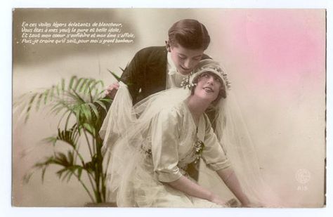 Wedding postcard, late 1910s. 1930 Wedding, 1920s Bride, Couples Vintage, Vintage Bridal Fashion, Simple Bouquet, Vintage Foto's, Chic Vintage Brides, Postal Vintage, Vintage Brides