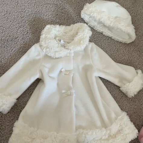 Nwot Beautiful Coat My Daughter Never Had A Chance To Wear It Size 9m Comes With Hat Luxury Baby Clothes, Never Had A Chance, Vintage Kids Clothes, Kitty Baby, Baby Coat, Baby Fits, White Cover