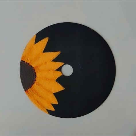 Painting Ideas On Cds Easy, Painted Cds Aesthetic Simple, Circle Art Ideas, Disc Painting Ideas, Cd Art Aesthetic, Sunflower Painting Easy, Cd Art Aesthetic Wall, Cd Painting Aesthetic, Disk Art