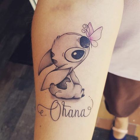 ohana-bedeutung-familie-symbol-stitch-rosa-schmetterling-tätowierung-mit-symbolik-zusammengehörigkeit Disney Stitch Tattoo, Lilo And Stitch Tattoo, Ohana Tattoo, Disney Sleeve Tattoos, Stitch Tattoo, Inspiration Tattoos, Disney Tattoo, Tattoos For Daughters, Sister Tattoos