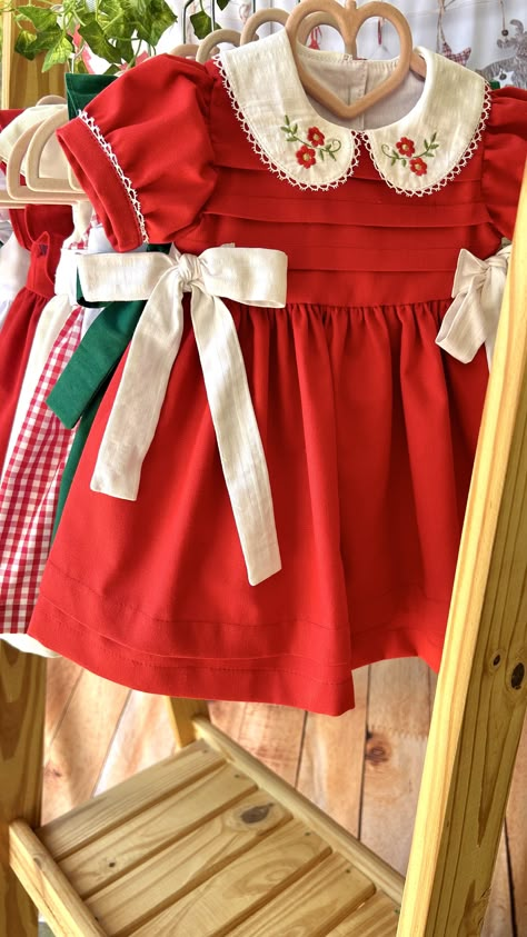 Christmas Dresses For Baby Girl, Christmas Baby Outfits Girl, Christmas Dress For Baby Girl, Christmas Dress Baby, Vintage Kids Clothes, Baby Dress Design, Vintage Baby Clothes, Baby Dress Patterns, Kids Fashion Dress