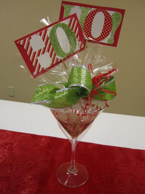 Martini Glass Gift Ideas, Wine Glass Gift Ideas Filled Christmas, Wine Glass Gifts Ideas, Glass Gift Ideas, Diy Hostess Gifts, Team Appreciation, Christmas Hostess Gifts, Christmas Gift Baskets Diy, Wrap Ideas