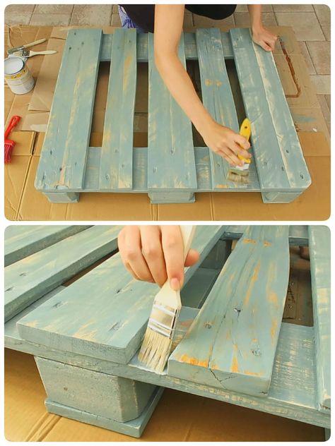 Vintage Style Pallet Coffee Table With Diy Video • 1001 Pallets Outside Coffee Table, Coffee Table Out Of Pallets, Slat Coffee Table, Old Door Tables, Diy Pallet Coffee Table, Vintage Wood Table, Pallet Coffee Table Diy, Baby Room Diy, 1001 Pallets