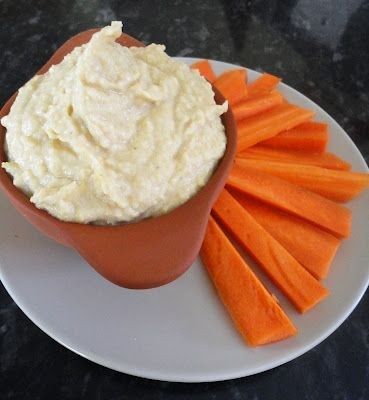 12. 2 Tbsp of Hummus with Fresh Carrots | Community Post: 22 Healthy Snacks Under 100 Calories ; http://www.buzzfeed.com/bethanyt7/22-healthy-snacks-under-100-calories-mtzj Hummus Carrot, Carrot Hummus, Sliming World, Snacks Under 100 Calories, 100 Calorie, Under 100 Calories, Carrot Sticks, No Calorie Snacks, 100 Calories