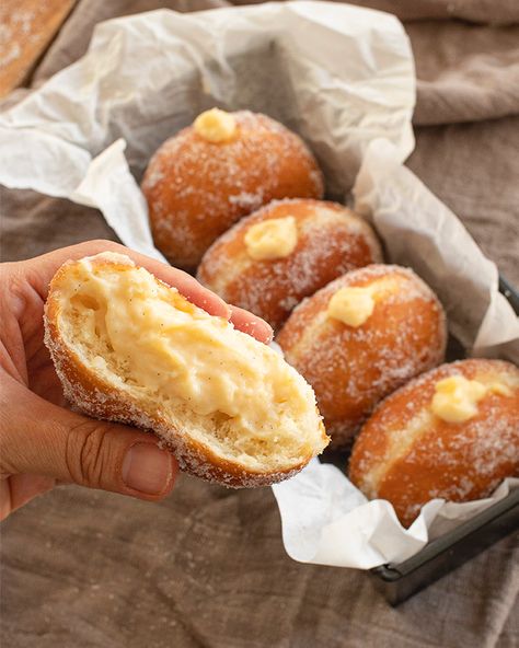 Vanilla Cream Filled Doughnut, Custard Aesthetic, Vanilla Cream Donut, Doughnut Fillings, Custard Filled Doughnut, Donut Fillings, Filled Donut Recipe, Custard Doughnut, Aesthetic Deserts