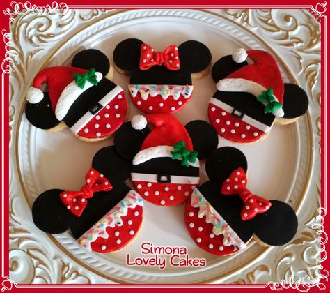 Minnie Christmas Cookies by Simona Lovely Cakes💕 Mickey Mouse Christmas Cookies Decorated, Mickey Mouse Christmas Cookies, Christmas Minnie Mouse, Mouse Cookies, Minnie Mouse Cookies, Cute Christmas Cookies, Minnie Christmas, Filled Cookies, Mickey Mouse Christmas