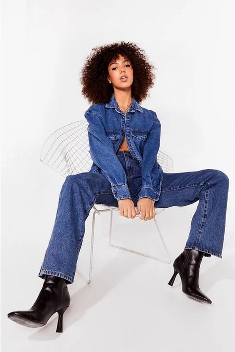 Denim Poses, Denim Fashion Photography, Denim Photoshoot, Woman Streetwear, Denim Editorial, Oversized Denim Shirt, Denim Texture, Fashion Model Poses, Do It Better