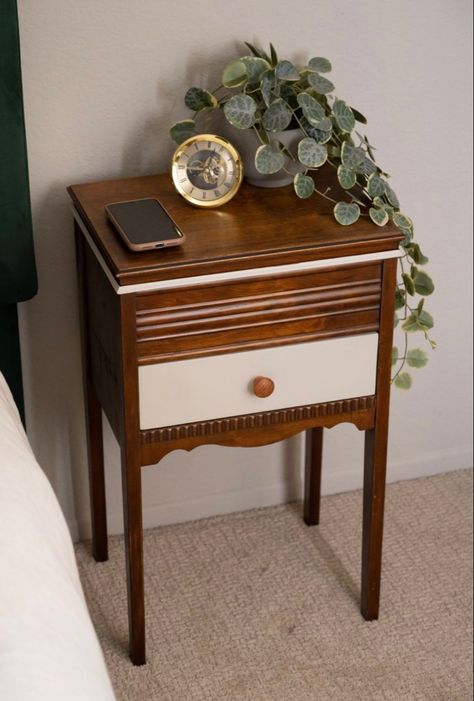 Small Vintage Nightstand, Vintage Bedside Table Aesthetic, Vintage Bedside Table Ideas, Cottagecore Nightstand, Bushwick Apartment, Small Bedside Table Ideas, Grandma Bedroom, Vintage Night Stand, Antique Nightstand