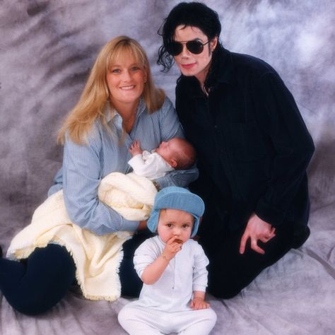 Michael Jackson with his wife Debbie Rowe and elder son Prince and daughter Paris Mj Kids, Michael Jackson Photoshoot, Joseph Jackson, Michael Jackson Pics, King Of Music, Paris Jackson, Jackson 5, Jackson Family, Lisa Marie Presley