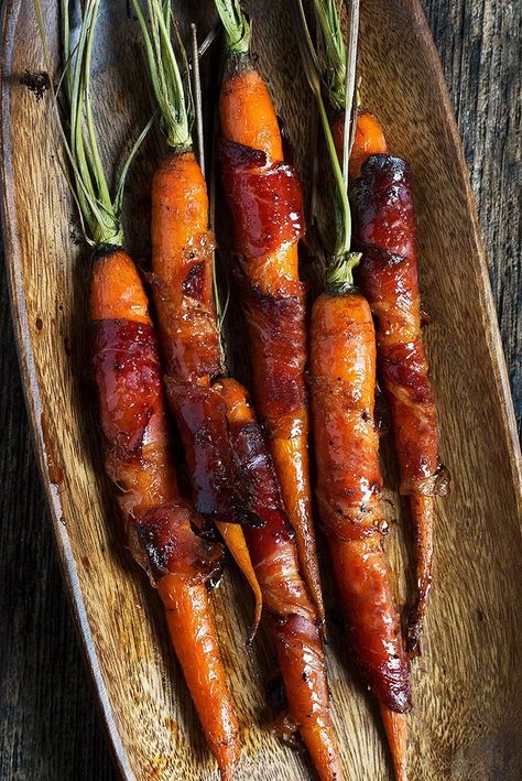 Maple Glazed Speck Wrapped Carrots - These 3 ingredient Maple Glazed Speck Wrapped Carrots are a super easy way to kick your carrots up a notch! Hardy Recipes, Bacon Wrapped Carrots, Xmas Salads, Maple Glazed Bacon, Starch Sides, Vegetable Side Dishes Recipes, Glazed Carrots, Maple Glaze, Eggplant Recipes