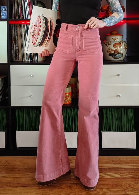 Pink And Black Fall Outfits, 70s Corduroy Pants Outfit, Pink Pants Aesthetic, Cool Pants Women, Pink Corduroy Pants Outfit, True Spring Outfits, 70 Jeans, Pink Jeans Outfit, Teacher Outfit Ideas