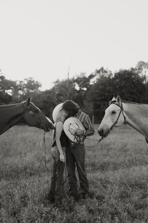 I am absolutely obsessed with this western style photoshoot, as soon as this couple said they wanted to have horses in their shoot I knew it was going to be amazing!. Feel inspired by western couple photoshoot outfits, western couple photoshoot ideas, western couple photoshoot with horses, western couple, western couple photoshoot, and western engagement photos. Find me on haileydurstphoto.com Western Family Photos, Couple Western, Western Couple Photoshoot, Western Couples, Western Couple, Horses Western, Cowgirl Photoshoot, Country Couple, Cute Country Couples