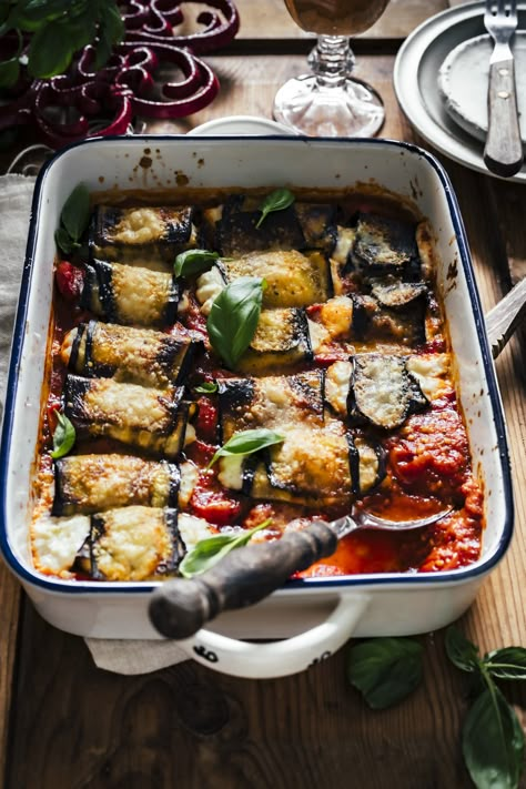 Gefüllte Auberginen Involtini - super fixes Rezept aus der Sommerküche Friends Dinner Recipes, Aubergine Recipe, Going Vegetarian, Food Crush, Catering Food, Eat Smart, Healthy Baking, Clean Recipes, Gnocchi