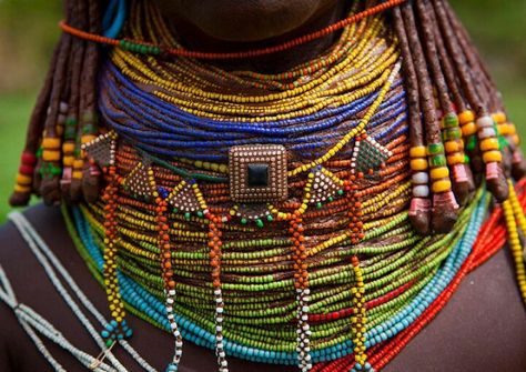 Mwila necklace. - Angola, Africa Jamaican Jewelry, Eric Lafforgue, Diamond Bar Necklace, Red Necklace, African Beads, African Jewelry, African Culture, Trade Beads, Ethnic Jewelry