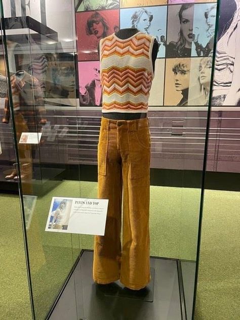 Midnights Era, Country Music Hall Of Fame, Yellow Pants, Light Flare, Taylor Swift Outfits, Music Hall, Artist Style, Hall Of Fame, Out Of Style