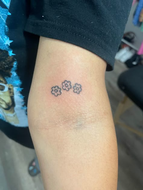 Roblox Tattoo, Daisy Chain Tattoo, Simple Flower Tattoo, Tiny Tats, Chain Tattoo, Stick N Poke Tattoo, Tattoo Design Book, Poke Tattoo, Stick And Poke