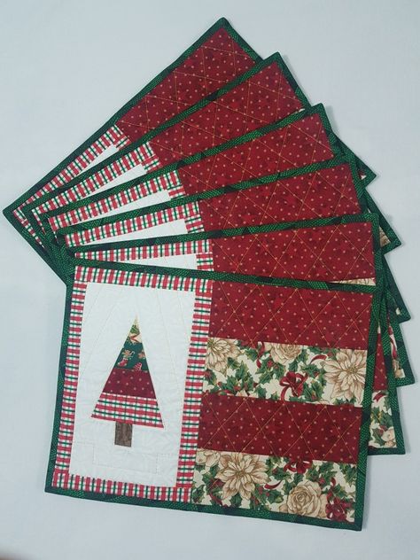 Christmas Table Mats Diy, Christmas Placemats Quilted Patterns, Quilted Christmas Placemats Patterns, Christmas Placemat Patterns, Christmas Placemats Quilted, Christmas Placemats Pattern, Christmas Placemats Pattern Free, Diy Christmas Placemats, Quilted Christmas Placemats