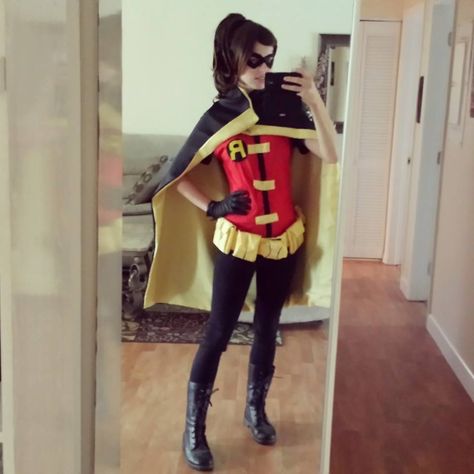 Megan Coffey as Young Justice Robin Diy Robin Costume, Robin Girl Costume, Teen Titans Outfits, Robin Halloween Costume, Robin Girl, Teen Titans Cosplay, Young Justice Robin, Robin Costume, Robin Cosplay