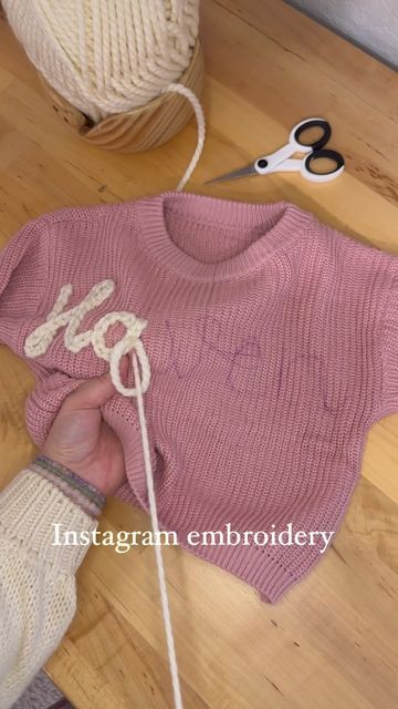 Monogram Sweater, Basic Hand Embroidery Stitches, Yarn Embroidery, Name Embroidery, Embroidery Sweater, Embroidery Tutorial, Embroidery Videos, Hand Embroidery Projects, Baby Diy