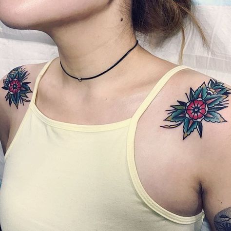 Trad Flower, Symmetrical Tattoos, Traditional Tattoo Flowers, Bone Tattoo, Tattoos Mandala, Tattoo Traditional, Collar Bone Tattoo, Collar Bone, Dream Tattoos