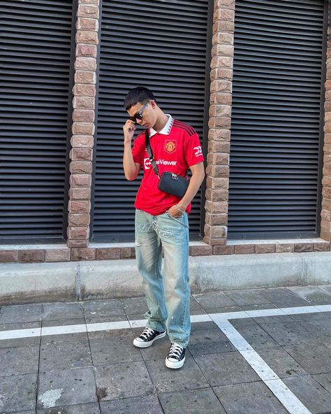 Man United Jersey Outfit, Manchester United Outfit, Man United Jersey, Man United Kit, Bloke Core, Jersey Fits, Football Jersey Outfit, Streetwear Inspiration, Jersey Outfit