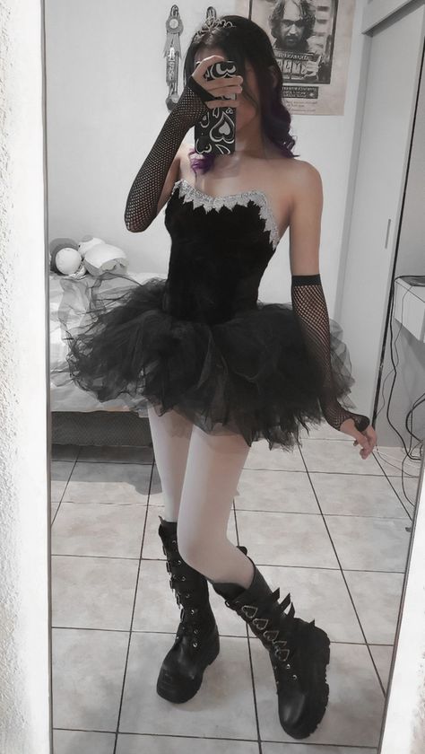 #halloween #halloweencostume #blackswan #cisnenegro #disfraz #aesthetic #ballet #goth Creepy Ballerina Costume, Skeleton Ballerina Costume, Goth Ballerina Aesthetic, Ballet Costumes Halloween, Black Swan Costume Diy, Swan Costume Diy, Goth Ballet, Black Swan Outfit, Goth Ballerina