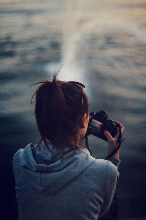 overlooking the water taking pictures Holding A Camera, Girls With Cameras, Dslr Photography Tips, Dslr Photography, Photography Gear, Cute Poses, Larp, Taking Pictures, Professional Photographer