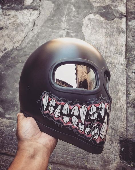 𝕸𝖆𝖗𝖐𝖆𝖘 𝕳𝖊𝖑𝖒𝖊𝖙 no Instagram: “Follow 👉🏻 @markashelmetcatalogue for Avaialble Stock #caferacerarts…” Chopper Helmets, Bobber Helmets, Biker Helmet, Biker Clothing, Biker Gloves, Biker Helmets, School Clothing, Protection Gear, Biker Outfit