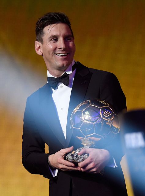 ZURICH, SWITZERLAND - JANUARY 11:  FIFA Ballon d'Or winner Lionel Messi of Argentina and Barcelona accepts his award during the FIFA Ballon d'Or Gala 2015 at the Kongresshaus on January 11, 2016 in Zurich, Switzerland.  (Photo by Mike Hewitt - FIFA/FIFA via Getty Images) Messi Smile, Messi Suit, Ballon D Or Winners, Happy Karwa Chauth Images, Messi 2015, Lio Messi, Fc Barcelona Wallpapers, Lionel Messi Fc Barcelona, Messi Fans