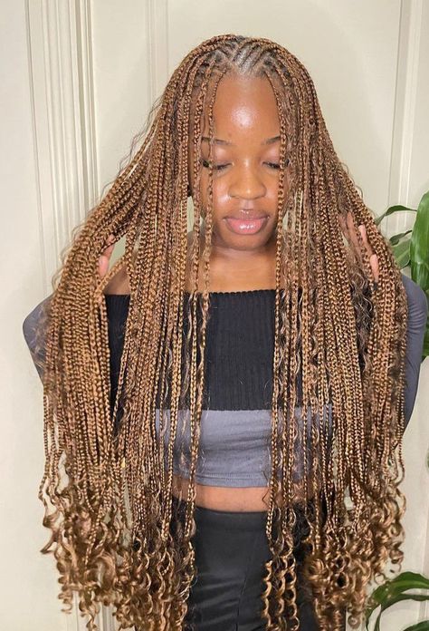 Fulani Braid With Color, Fulani Braids Honey Blonde, Blonde Flip Over Fulani Braids, Coloured Fulani Braids, Light Brown Fulani Braids, Fulani Designs, Latest Hair Braids Styles 2024, Honey Blonde Fulani Braids, Funali Braids With Knotless