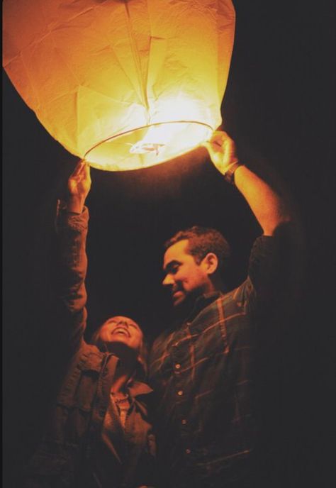 Sky Lanterns Wallpaper, Sky Lanterns Photography, Lantern Photography, Sky Lantern, Flying Lantern, Lantern Lighting, Wedding Photoshoot Props, Pre Wedding Shoot Ideas, Pre Wedding Photoshoot Outdoor