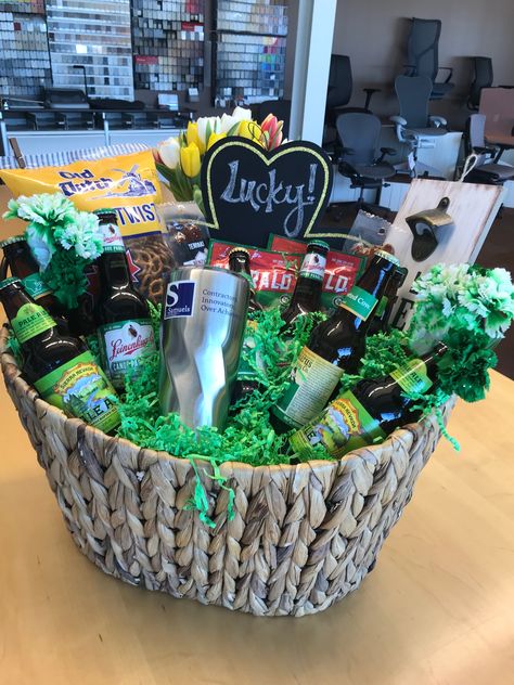 St Patrick’s Day Raffle Baskets, Gift Basket Diy, Basket Raffle, Raffle Ideas, Raffle Basket, Auction Baskets, Basket Diy, Baskets For Men, Raffle Baskets