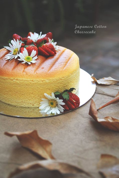 Japanese cotton cheesecake Japanese Cheesecake Decoration, Cheesecake Presentation, Japan Recipe, Cheesecake Photography, Cake Frosting Designs, Frosting Designs, Souffle Cheesecake, Japanese Cotton Cheesecake, Cheesecake Decoration