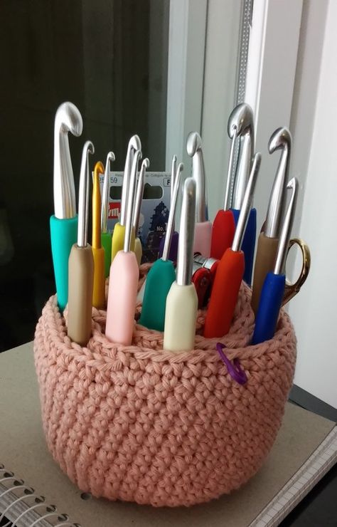 Crochet Pot Holder, Crochet Hook Holder, Crochet Potholder, Crochet Organizer, Crochet Pot, Simply Crochet, Plastic Canvas Stitches, Crochet Storage, Crochet Tools