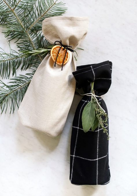 Simple DIY fabric gift bags to wrap up bottles of wine to gift to friends and family. #diygiftbag #winebag #giftwrapping Wine Bag Diy, Wine Bottles Gift Wrap, Fabric Wine Bags, Wine Gifts Diy, Bottle Gift Wrapping, Wrapped Wine Bottles, Paper Bag Design, Wine Bottle Gift Bag, Gift Bags Diy