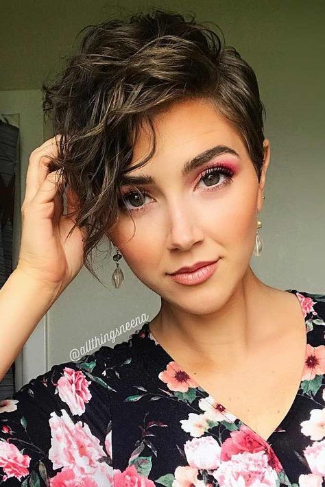 Side Parted Wavy Pixie With Long Bang #shortwavyhair #wavyhair #haircuts #shorthair #pixiehaircut Wavy Pixie, Long Bangs, Short Wavy Hair, Short Wavy, 짧은 머리, Penteado Cabelo Curto, Short Pixie Haircuts, Trending Hairstyles, Short Hair Styles Pixie