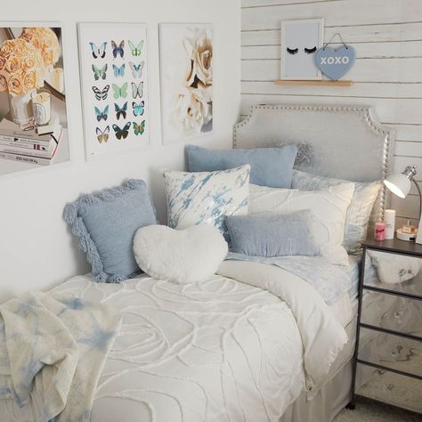 The most gorgeous dorm room, especially if you love the color blue! Dormify.com Granddaughter Bedroom, Bama Dorm, Blue Dorm Room, Dorm Things, Dorm Room Furniture, Blue Dorm, Dorm Supplies, Dorm Room Styles, Collage Pics