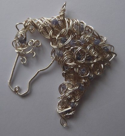 Wire work horse head pendant made with silver plated wire and dispersed with tiny tanzanite rondelles. Wire Horse, Wire Fashion, Homemade Jewellery, Chicken Wire Crafts, Horse Braiding, Wire Jig, Wire Jewelry Patterns, Twist Jewelry, Horse Hair Jewelry