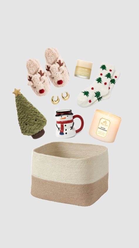 Xmas Aesthetic, Cute Gifts For Friends, Aesthetic Winter, Gift Inspo, Christmas Baskets, Christmas Inspo, Christmas Gift Baskets, Christmas Gifts For Friends, Christmas List