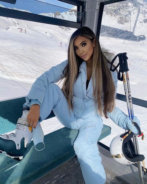 🌴CHLOE KHAN🌴 on Instagram: “❄️ swapped the beach for ice ❄️I feel so pure & happy here . I want a home here too now . #switzerland #verbier (Skiing level still 2/10…” Ski Hairstyle, Ski Trip Essentials, Ski Girls, Ski Trip Outfit, Chloe Khan, Jeans Street Style, Ski Outfit, Ski Girl, Trendy Outfits Winter