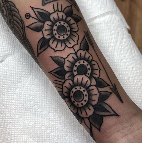 American Traditional Poppy Tattoo, American Traditional Flowers Black, Beadwork Tattoo, Traditional Flower Tattoo Black, American Traditional Flower Sleeve, Traditional Tattoo Flowers Black, Traditional Poppy Tattoo, Fem Tattoos, Traditional Tattoo Artwork