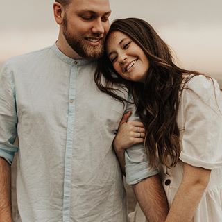 Couple Head On Shoulder, Arm Around Shoulder Reference Friends, Arms Around Shoulder Reference, Head On Shoulder, Hug Pose, Engagement Shoots Poses, Married In Italy, Getting Married In Italy, Romantic Quotes For Her