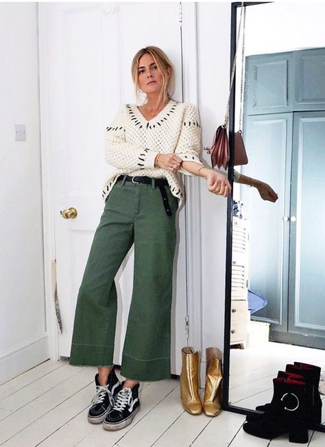 You've Seen These £28 Chinos All Over Instagram—Here's Where They're From via @WhoWhatWearUK Olive Green Trousers Outfit, Effortlessly Chic Outfits Casual, Effortlessly Chic Outfits Summer Classy, Green Wide Leg Pants Outfit, Green Trousers Outfit, Olive Green Pants Outfit, Pants Outfit Winter, Fashion Me Now, Pijamas Women