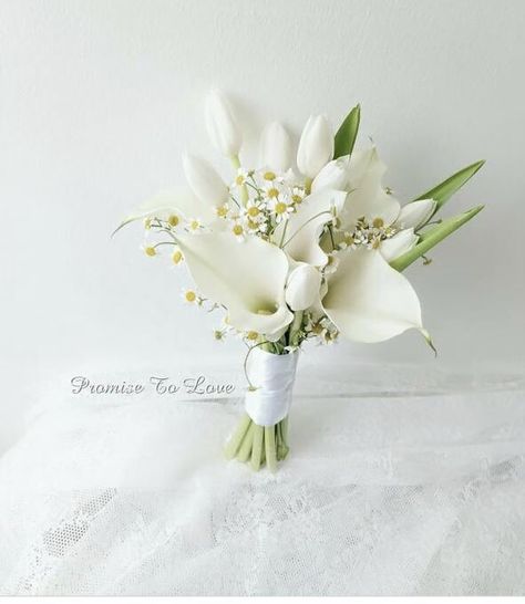 Outdoor Night Wedding, Simple Wedding Bouquets, Simple Bridal Jewelry, Elegant Wedding Centerpiece, Colorful Wedding Flowers, Calla Lily Bouquet, Flower Girl Accessories, Wedding Bouquets Bride, Bridal Bouquet Flowers