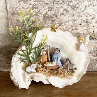 Apalad - 💖 A special decoration for this shell nativity... Shell Nativity Scene, Shell Nativity, Handmade Nativity, Texas Coast, Nativity Ornaments, Shell Ornaments, Holy Family, Handmade Christmas Ornaments, Oyster Shell