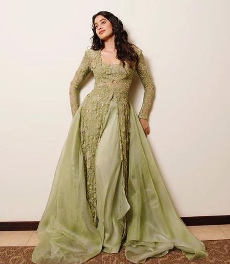 Classic Lehenga, Lehenga Looks, Day Wedding Outfit, Best Lehenga, Desinger Dresses, Indian Outfits Modern, Bell Sleeve Wedding Dress, Two Piece Evening Dresses, Jhanvi Kapoor